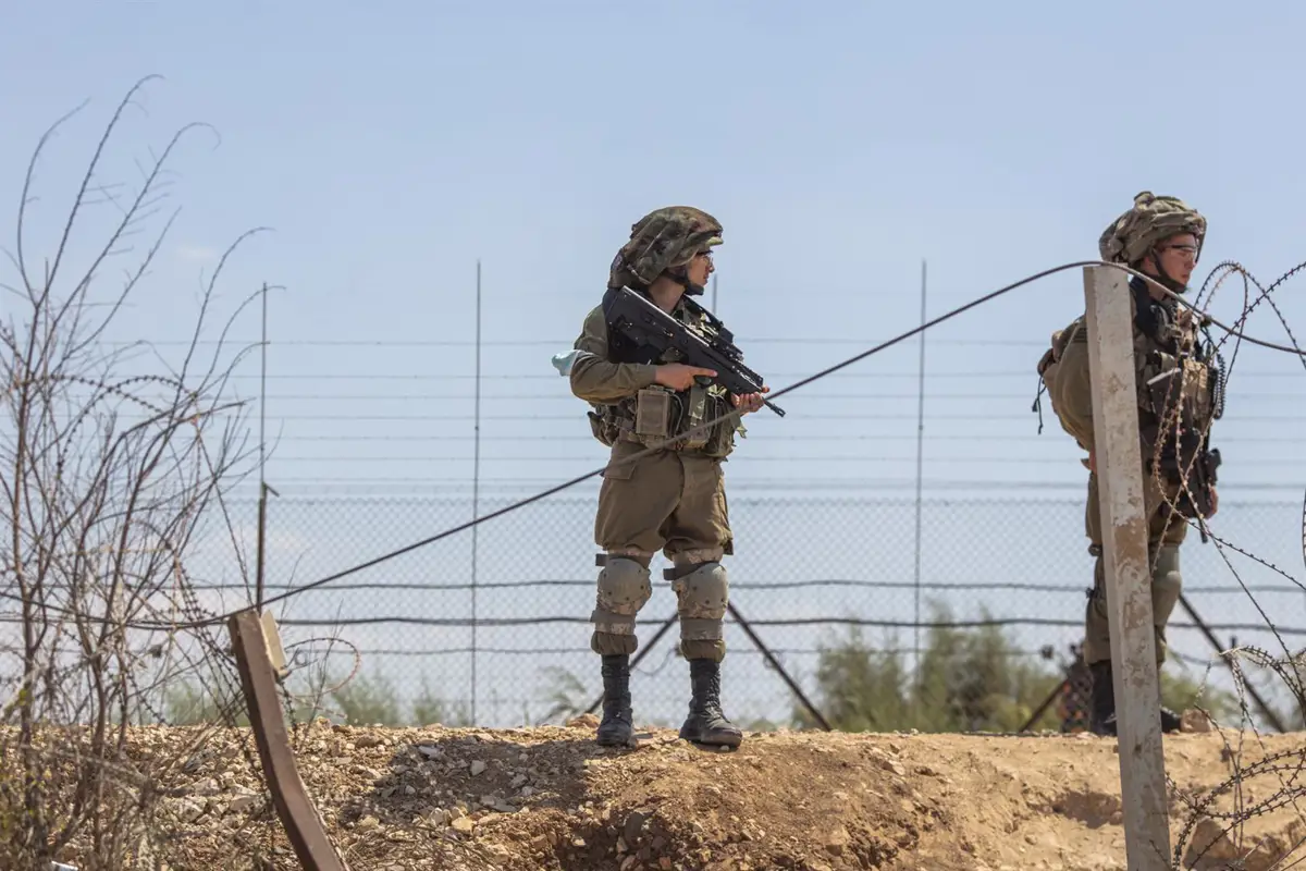 Soldados de Israel cerca de la valla de separación en Yenín
