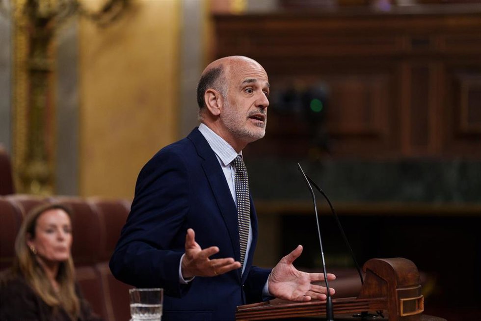 El diputado del Grupo Mixto Alberto Catalán Higueras interviene durante una sesión plenaria en el Congreso, a 28 de abril de 2026, en Madrid (España). 