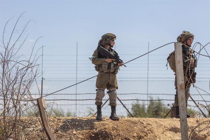 Archivo - Arquivo - Soldados israelenses perto da barreira de separação nos arredores da cidade de Jenin, na Cisjordânia