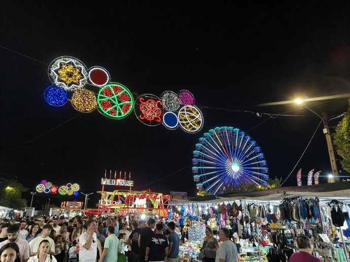 Público en la Feria de San Fernando de Cáceres