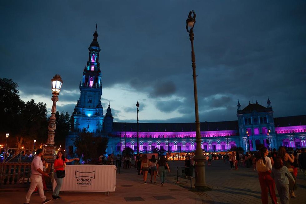 Archivo - Ambiente en el concierto de la cantante Aitana en Icónica Santalucía Sevilla Fest como imagen de recurso