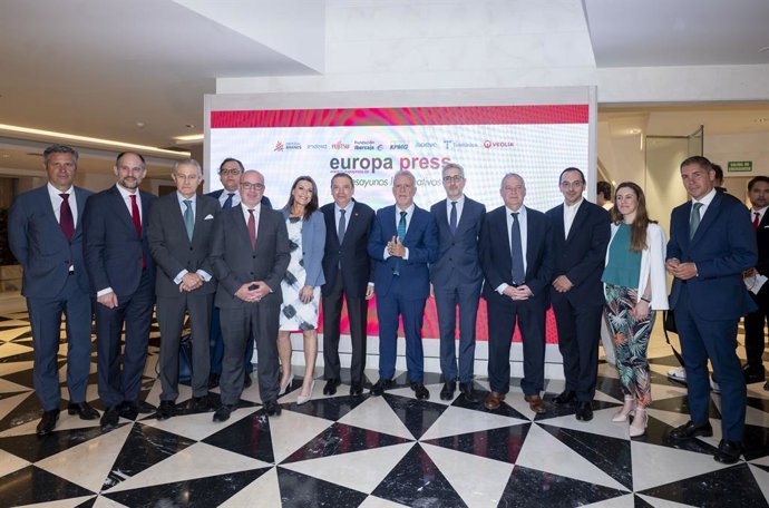 O ministro da Política Territorial e da Memória Democrática, Ángel Víctor Torres, o ministro da Fazenda, Arcadi España, o ministro da Indústria e do Turismo, Jordi Hereu, o presidente executivo da Europa Press, Asís Martín de Cabiedes, e a diretora da Ne