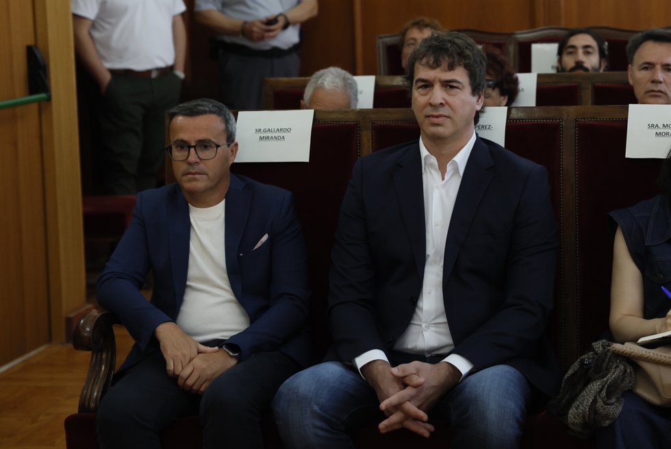 El hermano del presidente del gobierno David Sánchez (d) y el exlíder del PSOE extremeño, Miguel Ángel Garrido (i), durante un juicio en la Audiencia Provincial de Badajoz, a 28 de mayo de 2026, en Badajoz, Extremadura (España).