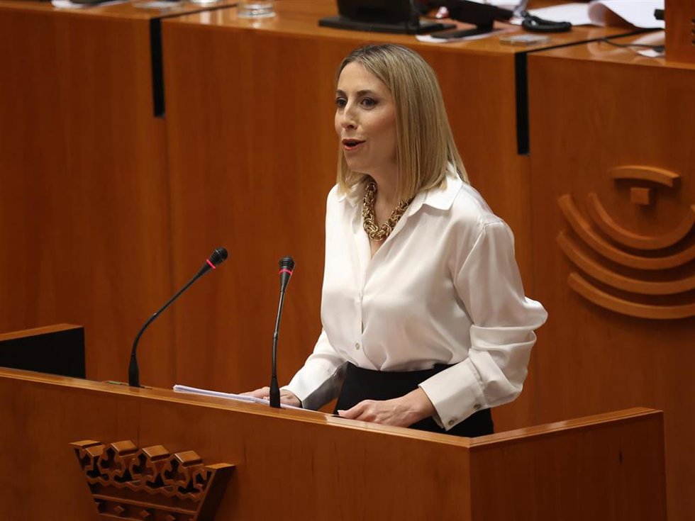 Archivo - Imagen de archivo de la presidenta de la Junta, María Guardiola, en un pleno en la Asamblea