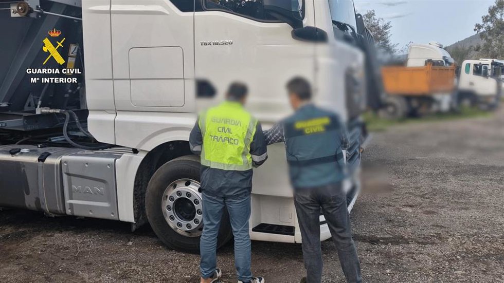 Detenidos dos empresarios en Vigo y Pontevedra por un fraude  con contratos de alquiler de camiones