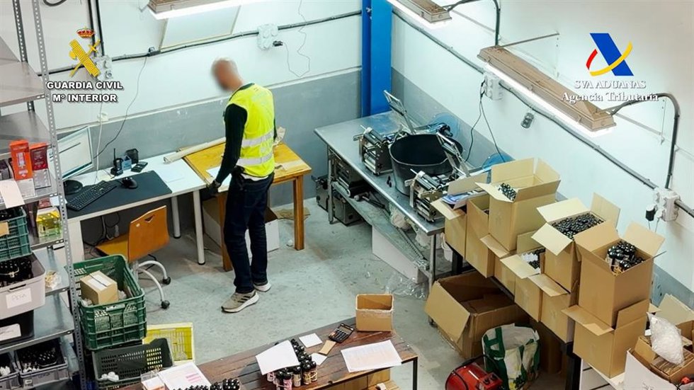 La operación, pionera por tratarse de la primera actuación de estas características sobre este tipo de industria, ha requerido un importante esfuerzo investigador de Guardia Civil y Vigilancia Aduanera.