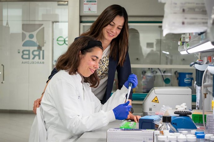 Investigadoras del IRB Barcelona en el laboratorio.