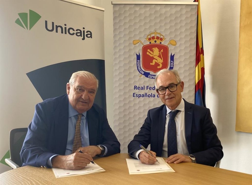 El CEO de Unicaja, Isidro Rubiales y el presidente de la RFEG, Juan Guerrero-Burgos, firmando el acuerdo por el que el banco se incorpora al Club de Patrocinadores de la federación.
