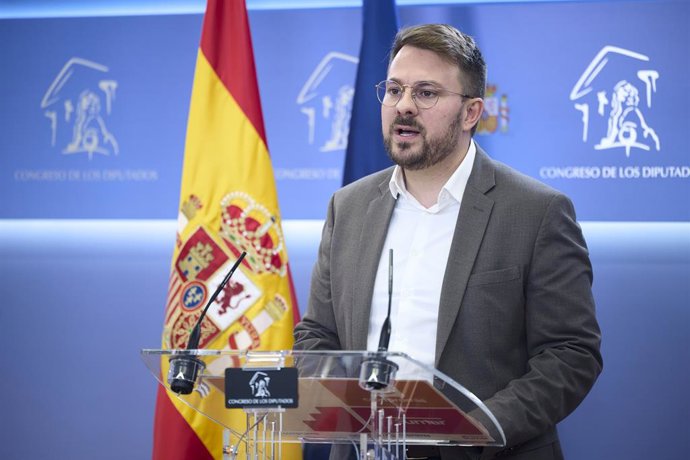El diputat de SUMAR, Alberto Ibáñez Mesquita, durant una roda de premsa en el Congrés