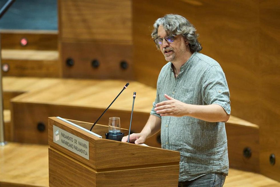 El parlamentario de Contigo-Zurekin Daniel López interviene en el pleno del Parlamento de Navarra para defender la proposición de ley.