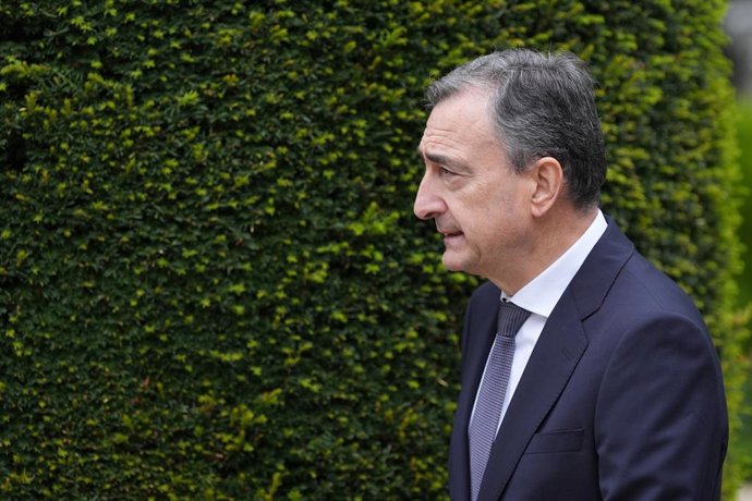 O presidente do Euzkadi Buru Batzar, Aitor Esteban, durante a chegada do caixão do ex-lehendakari Carlos Garaikoetxea ao Palácio de Ajuria Enea, em 6 de maio de 2026, em Vitória, Álava, País Basco (Espanha). Carlos Garaikoetxea, lehendakari nos anos
