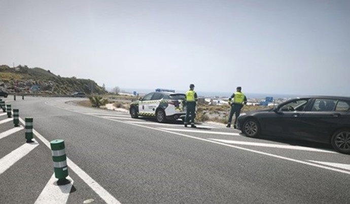Archivo - Imagen de archivo de un ontrol de velocidad de tráfico por parte de la Guardia Civil en Motril.