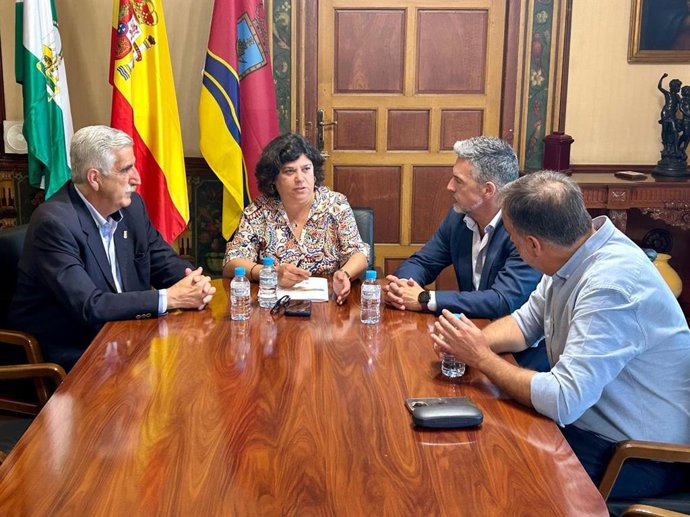 Los alcaldes de Rota, Chipiona y Trebujena, Javier Ruiz Arana (PSOE), Luis Mario Aparcero (Unidos por Chipiona) y Ramón Galán (IU), respectivamente, y la alcaldesa de Sanlúcar de Barrameda, Carmen Álvarez (IU), en una reunión.