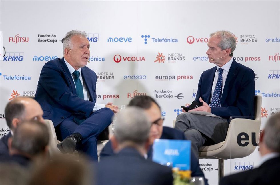 El ministro de Política Territorial y Memoria Democrática, Ángel Víctor Torres, y el director de Europa Press, Javier García Vila, durante un Desayuno Informativo de Europa Press.