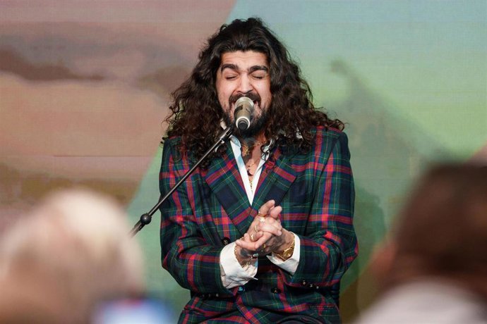 Archivo - El cantaor Israel Fernández durante un acto de homenaje al pueblo gitano con motivo del 600 aniversario de su llegada a España, en el Complejo de la Moncloa, en foto de archivo 