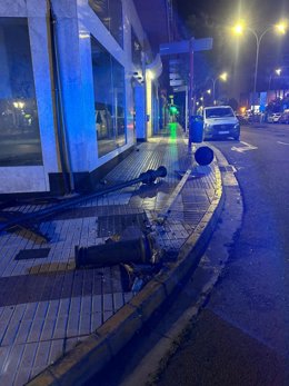 Imagen de la farola y la señal de tráfico derribadas