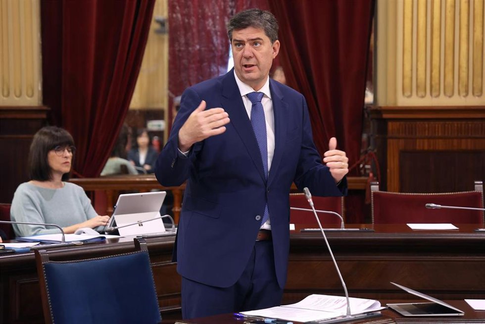 Archivo - El conseller de Turismo, Jaume Bauzá, durante una sesión de control al Govern balear