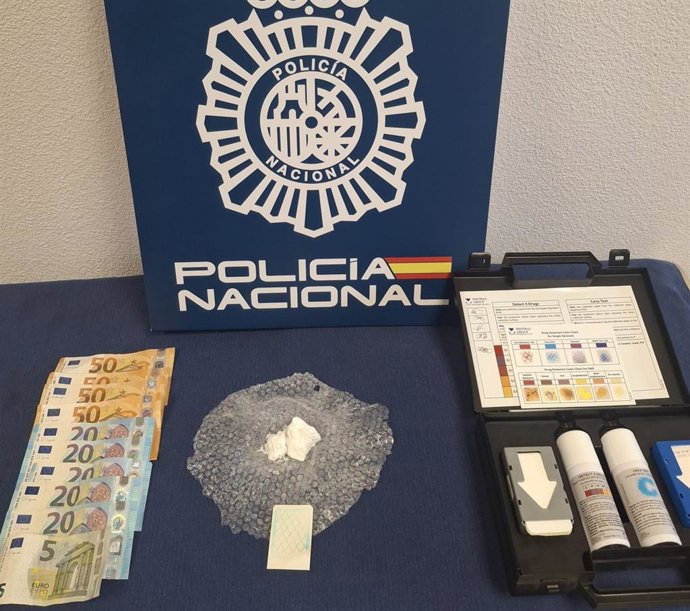 Cocaína y dinero intervendido a las dos personas detenidas en Ávila.
