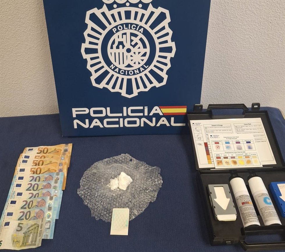 Cocaína y dinero intervendido a las dos personas detenidas en Ávila.