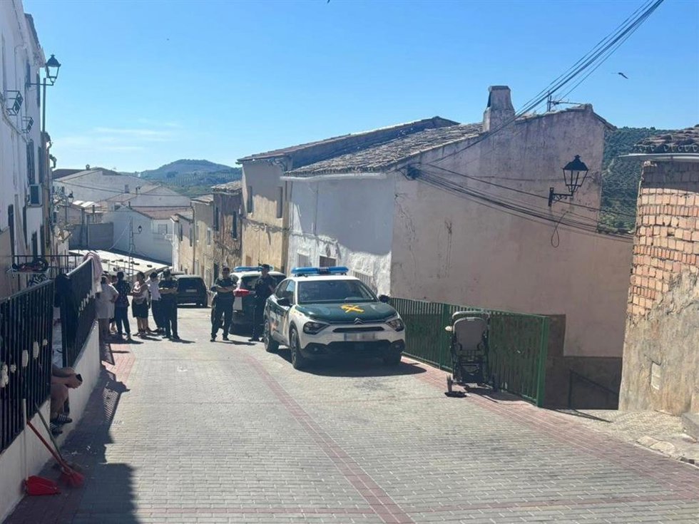 Vecinos y agentes de la Guardia Civil en la calle de Huelma donde se produjo el tiroteo.