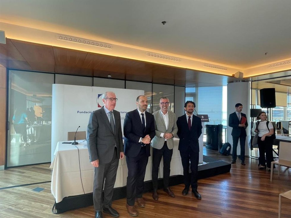 El conseller de la Presidencia de la Generalitat, Albert Dalmau, junto al presidente del Port de Barcelona, Jose Alberto Carbonell, y el presidente de la Fundación Cercle d'Infraestructures, Santi Vila.