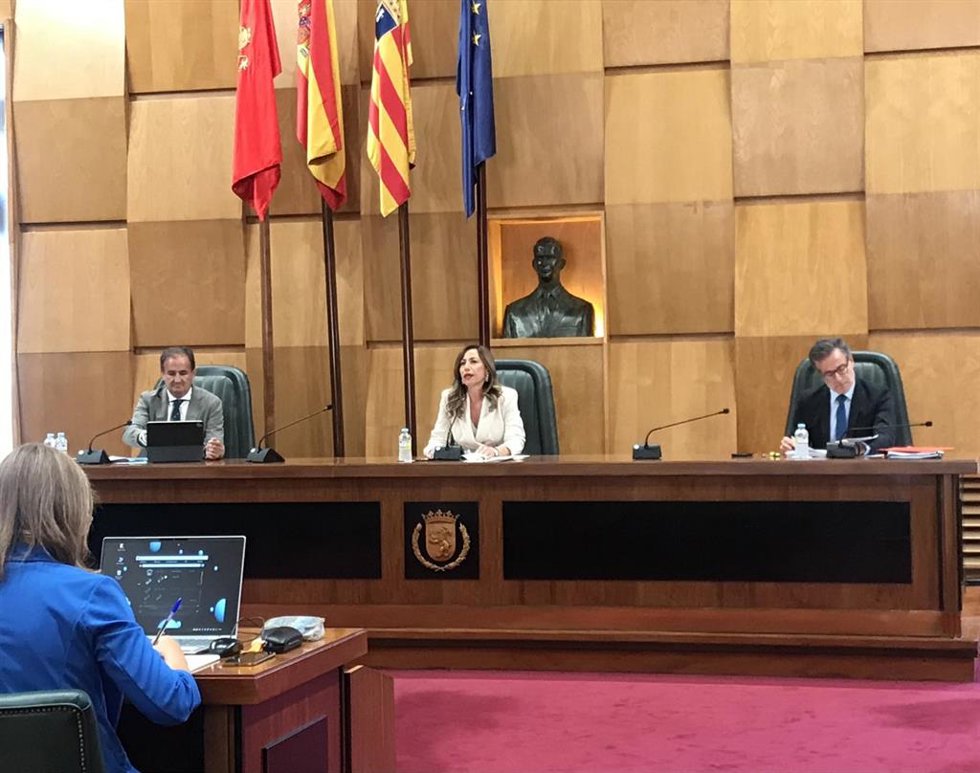 La alcaldesa de Zaragoza, Natalia Chueca, en la presidencia del pleno del Ayuntamiento