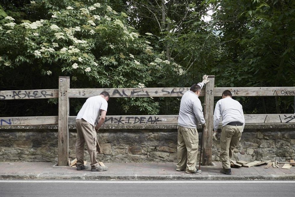 Archivo - Varios operarios colocan el primer tramo del vallado del encierro de los Sanfermines, en una imagen de archivo.
