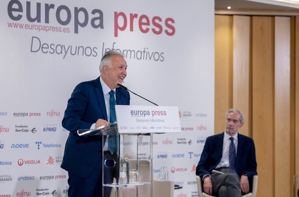 El ministro de Política Territorial y Memoria Democrática, Ángel Víctor Torres, y el director de Europa Press, Javier García Vila, durante un Desayuno Informativo de Europa Press, en el Hotel Hyatt Regency Hesperia, a 28 de mayo de 2026, en Madrid 