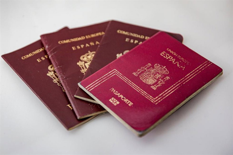 Archivo - Varios pasaportes españoles colocados sobre una mesa.