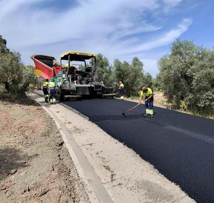 Arreglos del camino de 'La Parrilla', que une los términos municipales malagueños de Archidona y Villanueva