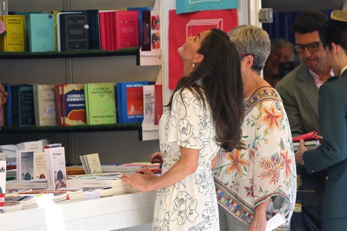 Archivo - La Reina Letizia durante la inauguración de la 84ª Feria del Libro de Madrid en el Parque del Retiro, a 30 de mayo de 2025, en Madrid (España).