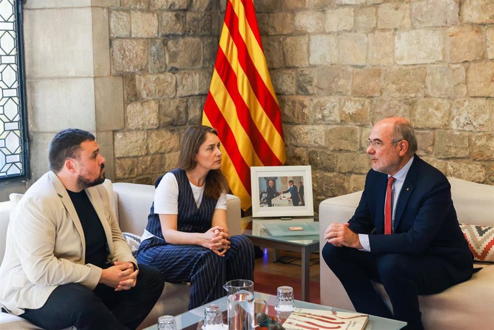 El conseller de UE y Acción Exterior de la Generalitat, Jaume Duch, y la presidenta de los Comuns en el Parlament, Jéssica Albiach, junto al diputado Andrés García Berrio