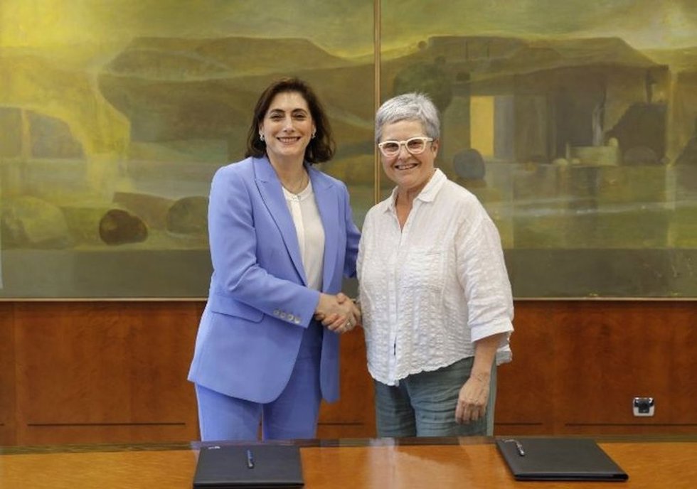 La directora corporativa de Comunicación y Relaciones Institucionales de CaixaBank, María Luisa Martínez Gistau (i) y la directora de la Feria del Libro de Madrid, Eva Orúe (d)