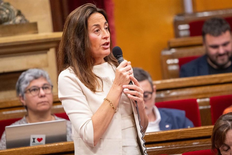 Foto de archivo - La consellera de Educación de la Generalitat, Esther Niubó, interviene en el Parlament