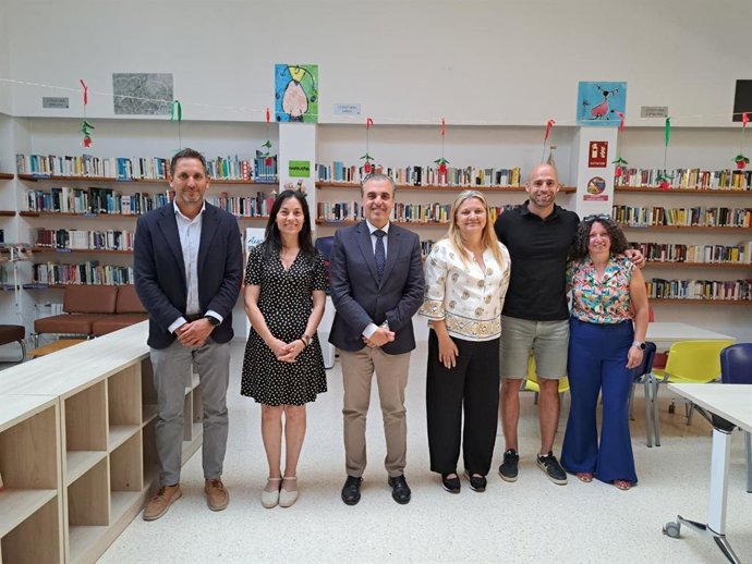 El conseller Antoni Vera durante una visita a un instituto de Eivissa