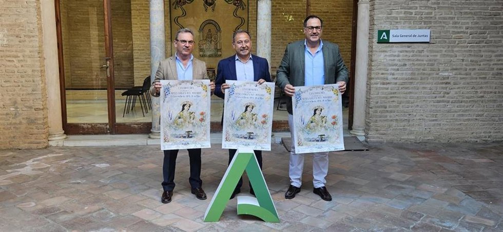 El delegado del Gobierno de la Junta de Andalucía en Sevilla, Ricardo Sánchez, acompañado por el alcalde de El Cuervo de Sevilla, José Manuel Oliva, y el concejal de Servicios Operativos, Fiestas y Sostenibilidad Medioambiental, Silvestre Castells.
