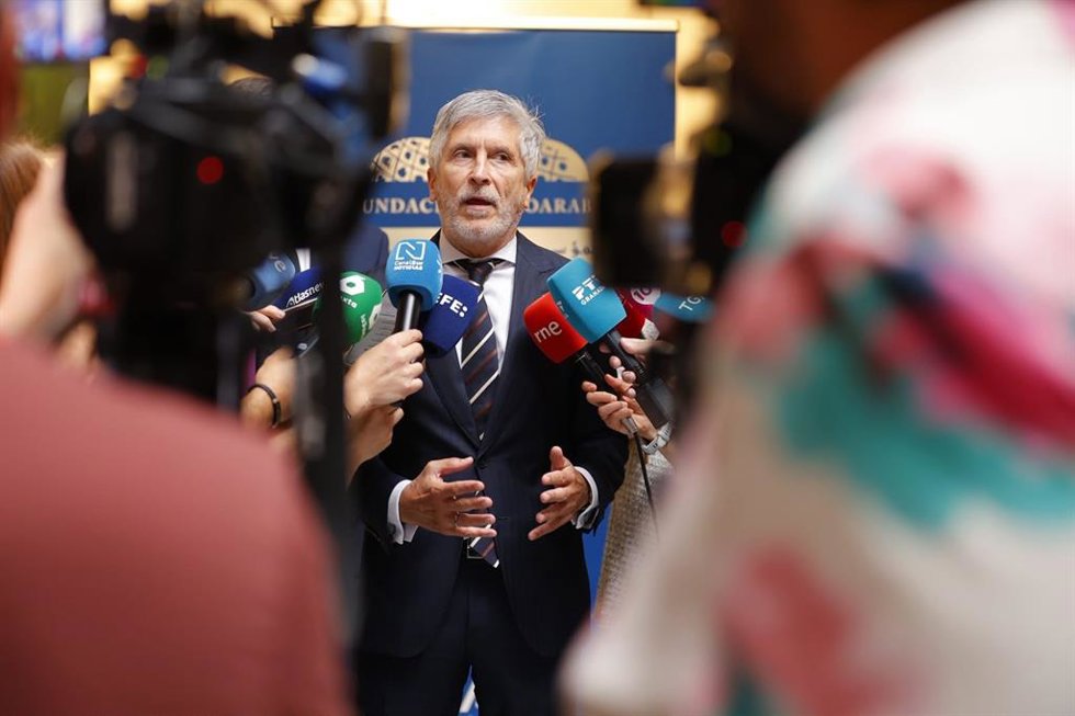 El ministro del Interior, Fernando Grande-Marlaska, atiende a los medios en Granada.