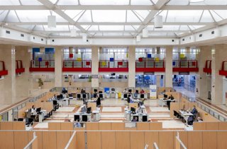 Archivo - Interior de las oficinas de la Administración de la Agencia Tributaria de Madrid-Guzmán el Bueno. 