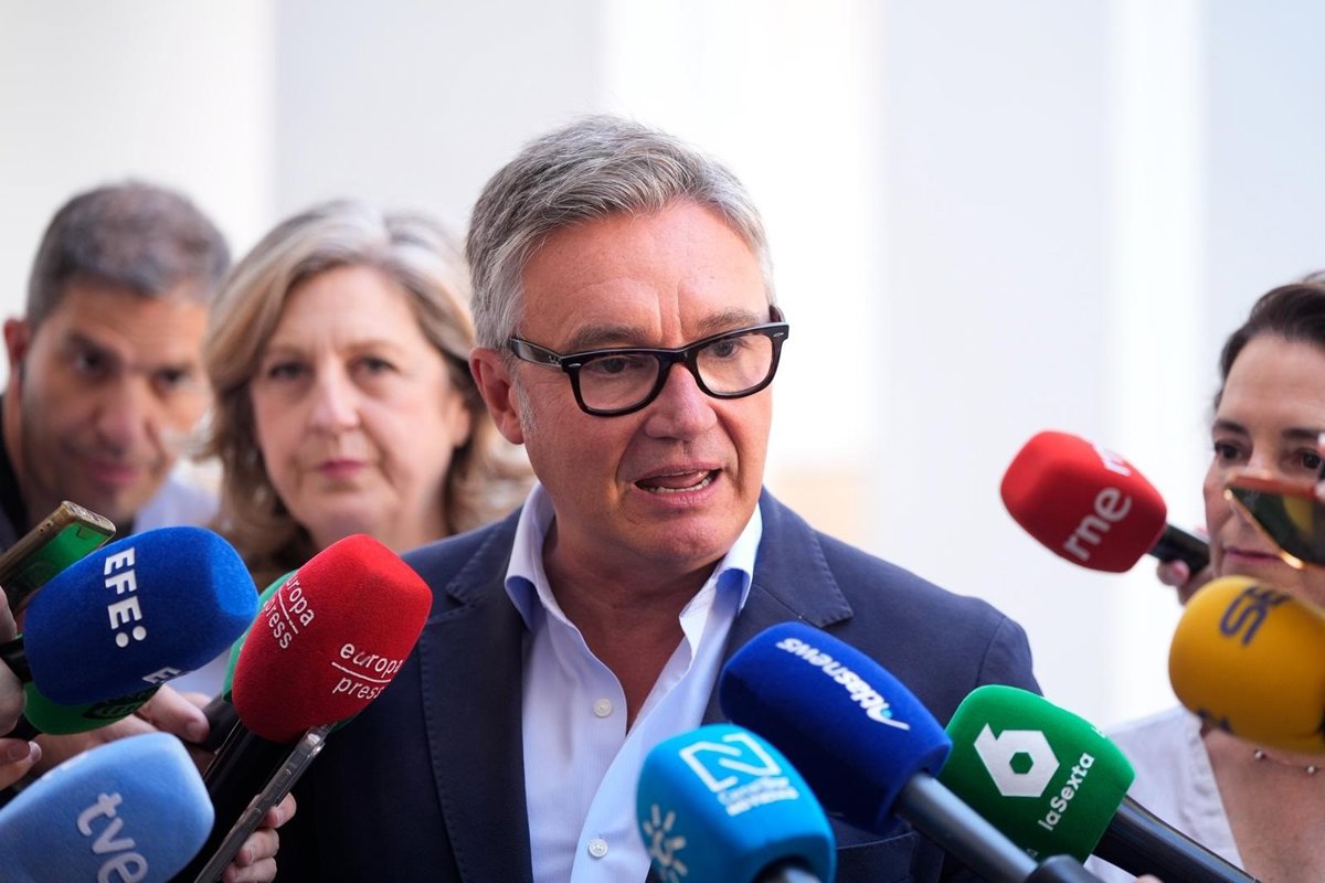 Gavira (Vox) reprocha a Moreno los  once días  sin un solo contacto  serio  desde el 17M:  No hay noticias del PP 