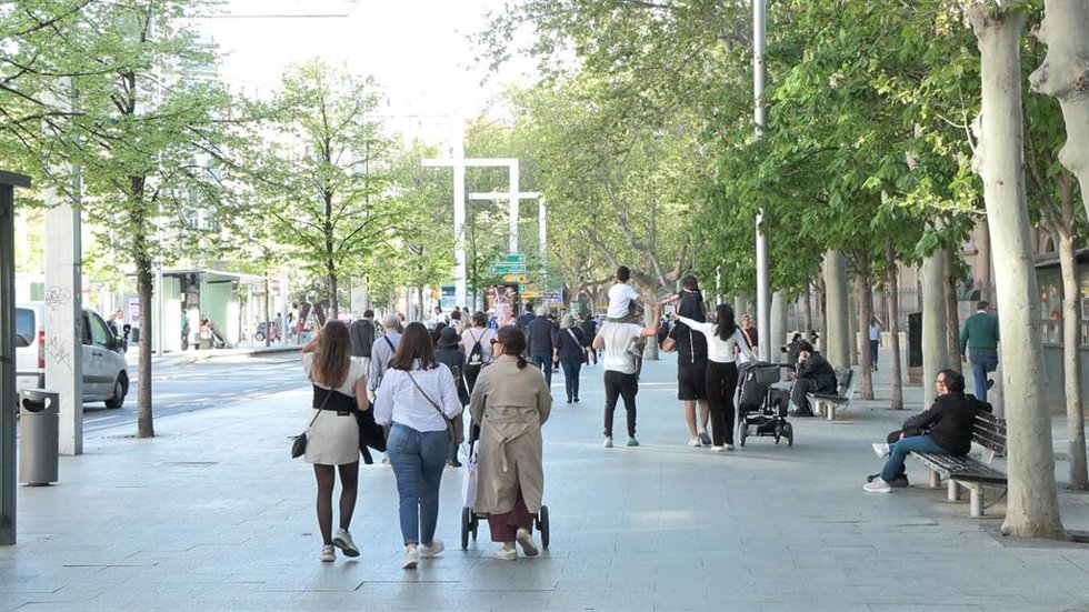 Archivo - Cuidadanos paseando por la calle