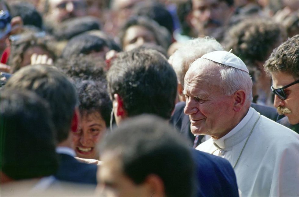 Archivo - OVIEDO, ASTURIAS, ESPAÑA - 21 DE AGOSTO DE 1989: Multitud de fieles espera en los alrededores de la Plaza de la Catedral de Oviedo la llegada del Papa Juan Pablo II durante su visita a Oviedo.