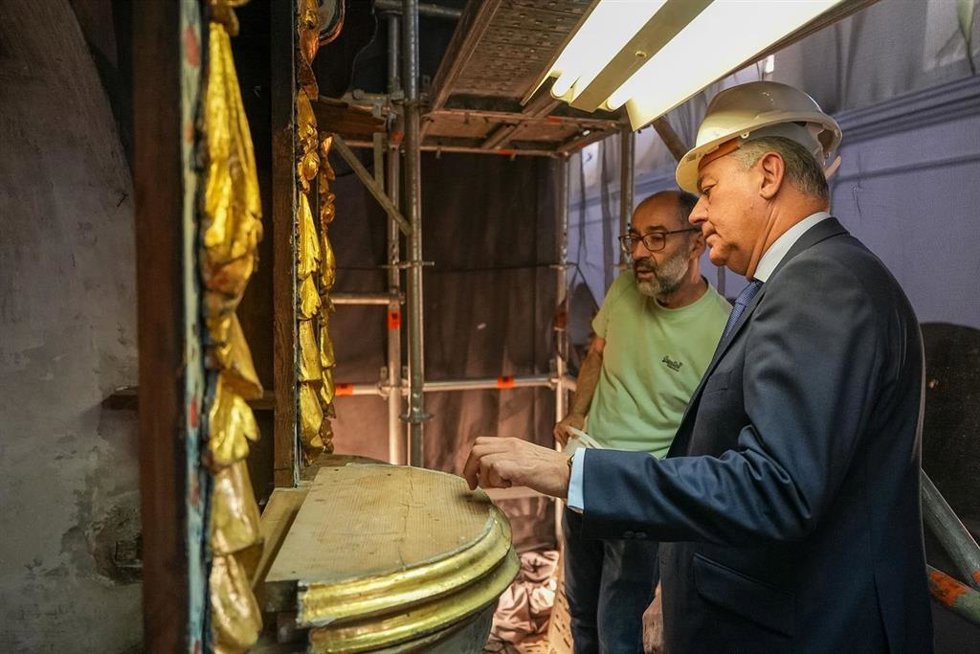 Imagen del alcalde de Sevilla, José Luis Sanz, durante una visita a los trabajos de restauración que se llevan a cabo en la Parroquia de San Nicolás de Bari y Santa María la Blanca de la capital