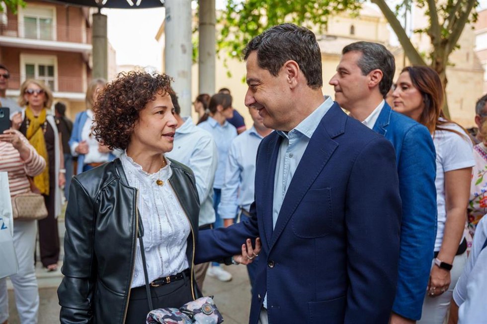 El presidente de la Junta y candidato del PP-A a la reelección, Juanma Moreno, junto a la madre de Sandra Peña, en una concentración contra el bullying.  Imagen de archivo.