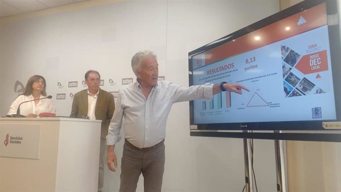 Laura Prieto (i), Benito Serrano y Gustavo García presentan el índice DEC en la Diputación de Soria.
