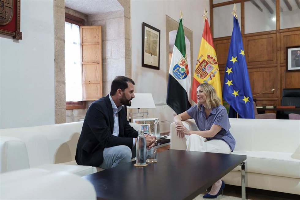 Imagen de archivo de la presidenta de la Junta de Extremadura, María Guardiola, y el secretario general del PSOE en Extremadura, Álvaro Sánchez Cotrina, durante su reciente reunión en la Presidencia del Ejecutivo regional