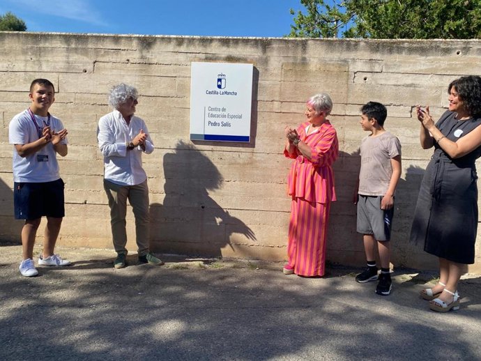 El centro de educación especial Virgen del Amparo ya lleva el nombre de Pedro Solís.