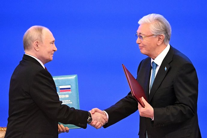 Los presidentes de Rusia y Kazajistán, Vladimir Putin y Kasim Yomart Tokayev, respectivamente.