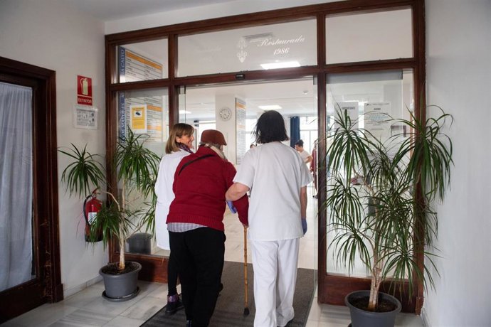 Archivo - Un usuari en la Residencia Matía Calvo de Diputación en Cádiz.