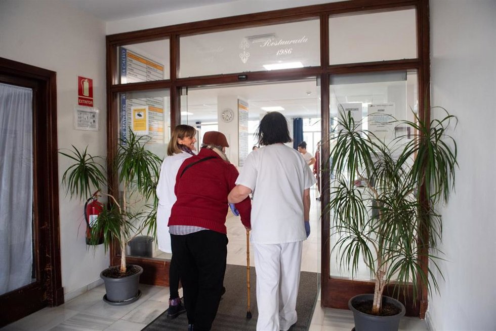 Archivo - Un usuari en la Residencia Matía Calvo de Diputación en Cádiz.