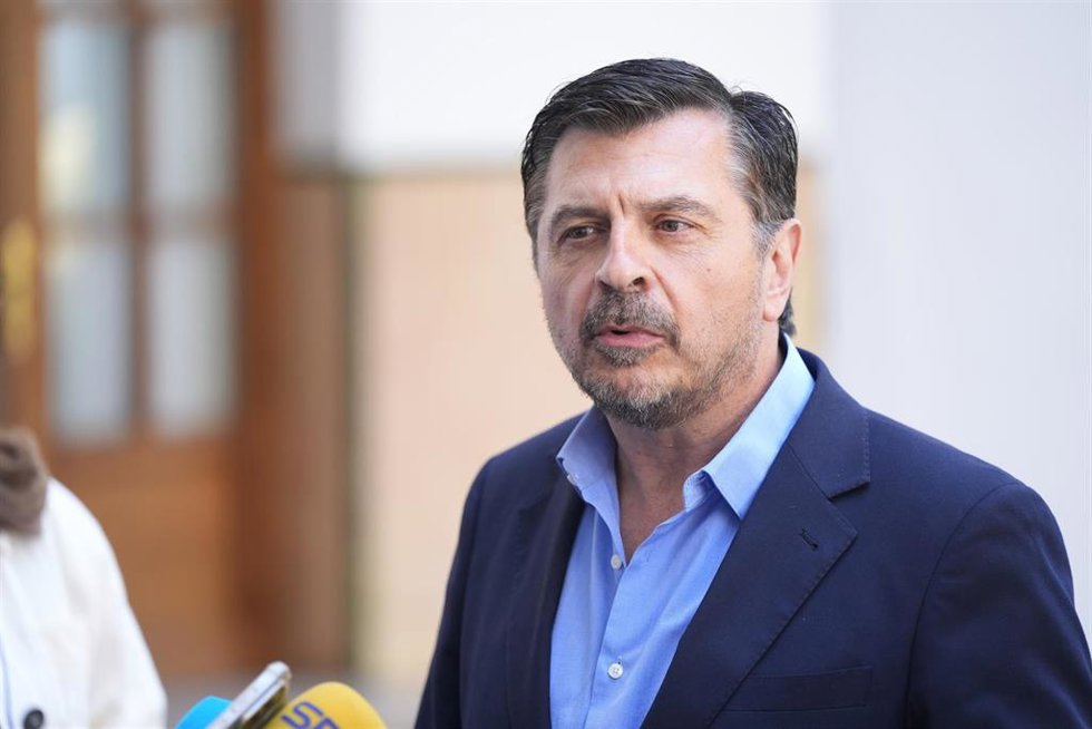 El portavoz del Grupo Parlamentario Popular, Toni Martín, atiende a los medios para tratar asuntos de actualidad en el patio de prensa del Parlamento andaluz. A 28 de mayo de 2026 en Sevilla (Andalucía, España).